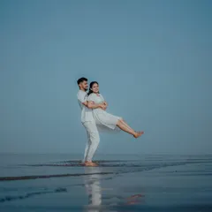 A playful and romantic moment captured on the beach at dusk. We encourage couples to be themselves, resulting in natural and joyful pre-wedding photos.