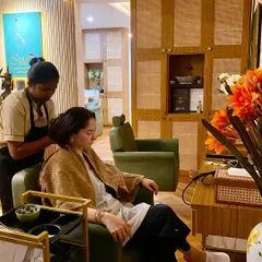 Here, a therapist performs a targeted head massage. This is part of my treatment for issues like dryness and stress, focusing on pressure points to improve blood circulation and promote deep relaxation.