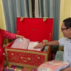 Here you can see clients unboxing a custom-packed trousseau sanduk. I work with families to fill these trunks with carefully wrapped clothing and gifts, making the moment of exchange a memorable experience.