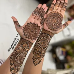 Here you can see the matching mandala designs on both palms. In my bridal course, we focus on creating symmetrical designs that look beautiful when the hands are brought together.