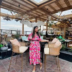 A perfect example of a vibrant brunch look. This bright floral midi dress is comfortable yet so stylish, especially when cinched at the waist with a belt. I help clients find these kinds of effortless outfits for day events.