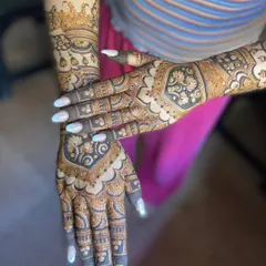A modern and chic back-of-hand design. The patterns are inspired by jewelry, with delicate chains and bold motifs creating a stylish and unique look.