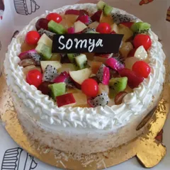Our Fresh Fruit Custard cake is loaded with a variety of seasonal fruits like kiwi, apple, dragon fruit, and cherries. It's a light, refreshing, and healthy-ish option.