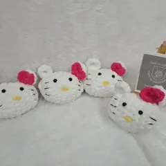 A collection of cute Hello Kitty amigurumi heads. I make these with soft, plush yarn, and they can be turned into keychains or kept as small soft toys.
