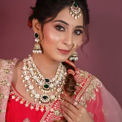 For the modern bride, a glamorous lehenga look. This style features defined eyes and a flawless base, perfect for evening ceremonies and receptions, all captured without any filters.