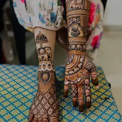 This design shows how hand and foot mehndi can tell a story together. The foot features an elephant with a royal umbrella, which complements the traditional motifs on the hand.