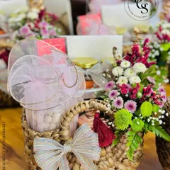 A beautiful wedding invitation hamper, designed to delight your guests from the very beginning. This basket combines fresh flowers with curated gifts, setting a tone of elegance and heartfelt hospitality for your celebration.