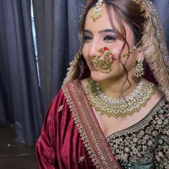 For this bride, we balanced her traditional Himachali nath and Rajwadi outfit with minimal, modern makeup. The result is a stunning, natural finish that lets her heritage and beauty shine.