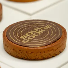 This is what it's all about: creating something beautiful that tastes even better. In our workshops, you'll learn the techniques to craft stunning desserts like this "Soul Cookie" chocolate tart, from the perfect crust to the final garnish.