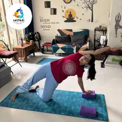Using yoga blocks for support, this client practices a modified side plank (Vasisthasana). This variation builds oblique strength and shoulder stability while being gentle on the wrists.