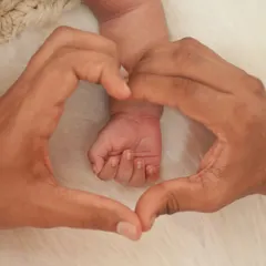 Sometimes the smallest details tell the biggest stories. I love creating these minimal newborn detail shots, like the parents' hands forming a heart around their baby's tiny fingers, a symbol of their new world.