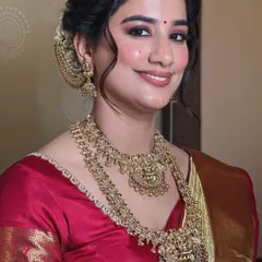 A close-up of the South Indian bridal look, highlighting the flawless skin finish and soft, blended eyeshadow that enhances her features while letting her natural beauty shine through.