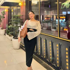 Taking this outfit from a restaurant to a stroll. It’s versatile enough for different settings, which is key for a functional wardrobe.