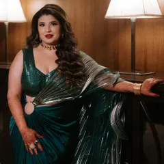 A bold and glamorous reception look. This bride chose a modern, structured saree and we paired it with a classic red lip and defined, smokey eyes for a powerful statement.