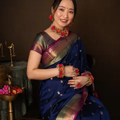 A radiant smile that bridges cultures. Adorned with fresh floral jewelry, this Japanese mom-to-be looks absolutely stunning in a traditional Indian saree.