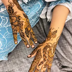 A clear, bright shot of this popular Arabic-style henna, showcasing the clean lines and detailed shading.