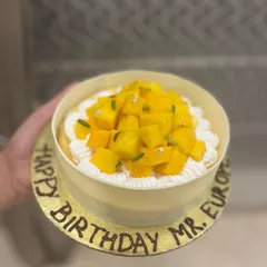 Don't miss out on mango season. This is our delectable Mango & Vanilla Bean baked cheesecake, topped with a generous portion of fresh mango chunks.