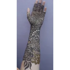 Another look at this detailed floral and traditional Indian bridal sleeve. I ensure every part of the arm is covered in beautiful, flowing patterns.