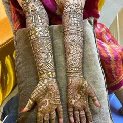 For this bride, I created a full-arm design featuring a mix of architectural elements, peacock figures, and floral patterns. The result is a rich, detailed tapestry that tells a story from her fingertips to her elbows.