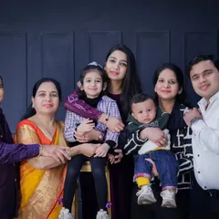 A beautiful extended family portrait. Getting everyone to smile and look connected in a large group is my specialty. The coordinated outfits help create a cohesive and polished look.