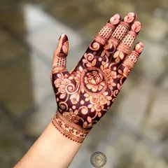 The fully developed, dark stain of a floral henna design. This rich color is the result of my high-quality organic paste and good aftercare.
