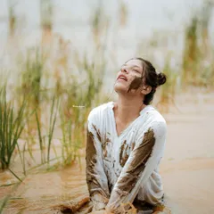 This shot combines the raw texture of mud with a sense of freedom and abandon. It's a perfect example of a high-concept fashion shoot.