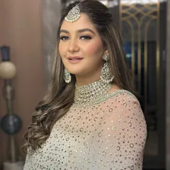 A close-up of this dreamy engagement makeup. The look is all about balance, with modern touches like highlighted skin and a classic finish that feels timeless and graceful.