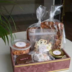 My Christmas hamper is packed with the cozy flavors of the season. This one features a mix of my classic plum cake, assorted cookies, chocolate-coated nuts, and other festive treats, making it the perfect gift for colleagues or loved ones.