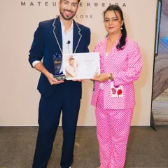 I was so happy and proud to be certified by the renowned Brazilian makeup expert, Mateus Ferreira. This moment represents my commitment to constantly upgrading my skills so I can bring you the latest international techniques in my classes.