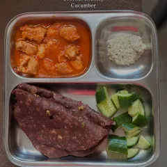 This meal is perfect for post-workout recovery, featuring ragi and avarekalu roti with a hearty chicken curry, coconut chutney, and cucumber.