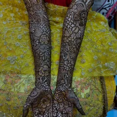A full view of my signature bridal floral henna. The design flows from the fingertips all the way up the arm, creating a breathtaking and complete bridal look.