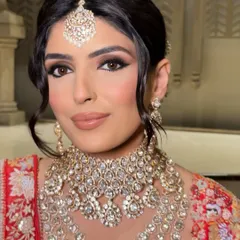 Another angle of this beautiful bride, highlighting the harmony between the makeup, the magnificent layered necklace, and the elegant maang tikka.