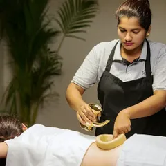 Our therapist carefully administers the Kati Basti treatment. This therapy is highly effective for conditions like lumbar spondylosis, intervertebral disc prolapse, and sciatica.