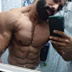 A quick selfie one day before hitting the stage. At this point, the physique is sharp, dry, and ready. This is the final look after months of hard work.