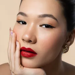 The power of a classic look is undeniable. Here, I focused on creating a flawless, glowing complexion, a razor-sharp winged liner, and a perfectly defined red lip for a timeless and confident statement.
