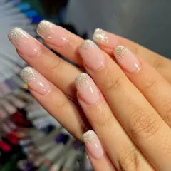 Elegance with a touch of glitter. This beautiful ombré glitter effect fades from a dense silver sparkle at the tip to a sheer nude base, creating a sophisticated and glamorous look.