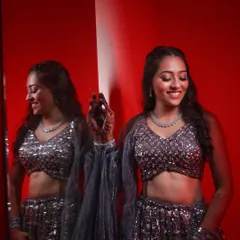 A beautiful mirror shot of this Sangeet bride. Her sequined grey lehenga is paired with a soft glam makeup look, featuring a defined eye and a flawless base.
