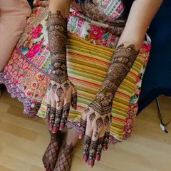 This full bridal set showcases intricate floral and geometric patterns that extend up the arms and cover the feet, ensuring the bride is adorned from head to toe.