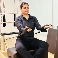 A client engages her core and shoulder stabilizers using the reformer. Physio-led Pilates ensures that every movement is precise, safe, and directly contributes to your rehabilitation goals.