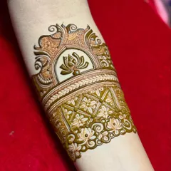 The first step in creating an arm band, outlining the main lotus motif and architectural top.