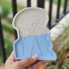 My lady trinket tray in a beautiful two-tone design of white and blue. This artistic tray is perfect for holding your rings, earrings, or other small treasures.