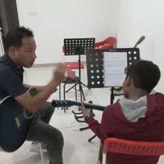 Another look at a one-on-one guitar lesson. Our instructors are patient and dedicated to helping each student succeed.