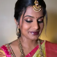 A close-up of Akshaya's traditional event makeup. The bronze smokey eye is blended to perfection, complementing her antique gold jewelry.
