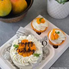My Alphonso Bento Set is a seasonal treat. It includes a mini mango cake and two mango tarts, perfect for a small birthday celebration or as a special gift.