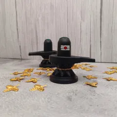 Yeh Shiv Ling idol ka ek aur shot hai, jo iski simplicity aur sundarta ko darshata hai.