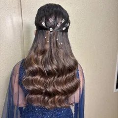 A detailed view of this sparkling sangeet hairstyle. I wove beautiful crystal accents through her soft, voluminous waves to catch the light and add an extra touch of glamour.