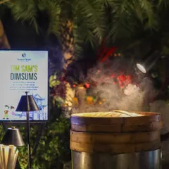 The steam rises from our traditional bamboo baskets at the "Tim Sum's Dimsums" station, promising fresh, hot, and flavourful bites for your guests.