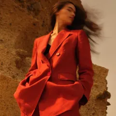 I believe in power dressing that feels both fluid and commanding. This crimson red linen suit, styled for an editorial, makes a statement of strength and sensuality, proving that confidence is the ultimate accessory.