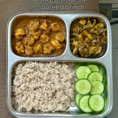 Showcasing one of my popular non-vegetarian options, this meal features a flavorful prawn curry with Matta rice, sautéed brinjal, and fresh cucumber. It’s a perfectly balanced plate that delivers high-quality protein and essential nutrients, proving that you can enjoy coastal flavors while staying healthy.