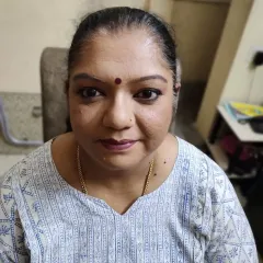 A front-facing view of this mature skin makeup practice. The goal was to create a look that enhances natural beauty without settling into fine lines, resulting in a smooth, polished finish.